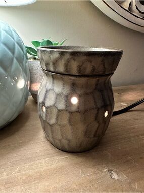 Scentsy Chisel Ceramic Electric Wax Warmer in Mottled Taupe EUC with Bulb